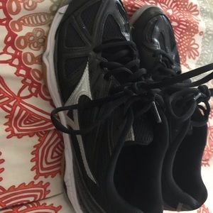 Girls Muzino volleyball shoes sz7